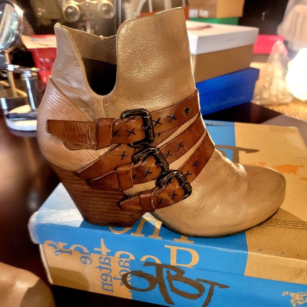 OTBT LASSO 2 TONE PECAN WEDGE BOOTIES USED SIZE 7.5